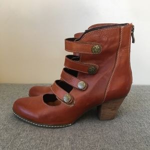 L'Artiste Spring Step Strappy Brown Ankle Boots